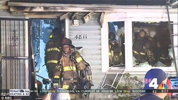
Ngôi nhà ở thị trấn Landover Hills, Maryland, Mỹ đột nhiên bốc cháy vào rạng sáng thứ tư vừa qua. (Ảnh: Daily Mail)