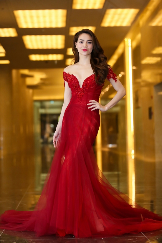 
Bộ váy đỏ nổi bật tạo điểm nhấn bởi đường xẻ ngực sâu hút tinh tế. Thiết kế kết hợp giữa voan, lưới cùng ren được đính kết dọc theo phần ngực.