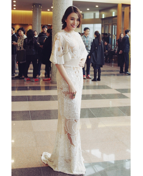 
Bộ váy ren của người đẹp Lê Hà có giá lên đến 700 triệu đồng được cô diện trong một sự kiện gần đây.