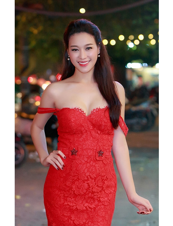
Cùng tham dự một sự kiện, nếu như Tú Anh nền nã với váy trắng thì Trương Tùng Lan lại nổi bật với sắc đỏ. Cả hai thiết kế đều được thực hiện trên nền chất liệu ren.
