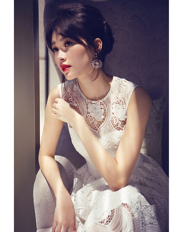 
Hoa hậu Đặng Thu Thảo mang đến vẻ ngoài khác lạ trong những thiết kế váy ren dành cho mùa thời trang Thu - Đông năm nay.