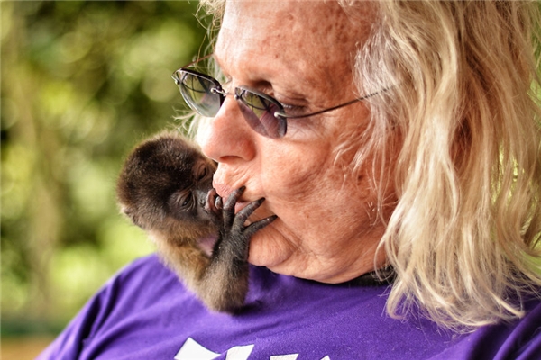 
Boomer là một chú khỉ con thuộc giống khỉ Nam Mĩ, sống với “mẹ” mình là cô Raquel. (Ảnh: Bored Panda)