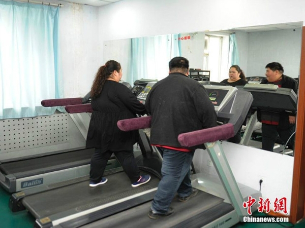 
Tại đây, các bác sĩ cho biết, để có thể cải thiện tình hình sức khỏe, họ cần phải trải qua một cuộc phẫu thuật dạ dày. Được biết, Lin là công nhân, còn Deng Yang là y tá. Lin cao 1,63m và kích thước vòng eo là 160cm. Còn Deng Yang cao 1,6m, nhưng vòng eo của cô là 170cm. Ảnh: Chinanews
