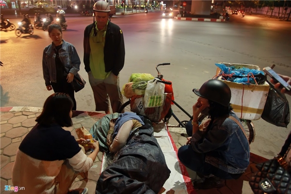 
Rạng sáng 3/12, một nhóm bạn trẻ mang đồ ăn đến ủng hộ những người vô gia cư trên đường phố Hà Nội.