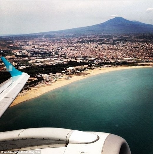 
“Cảnh đỉnh Etna sau khi cất cánh từ Catania”, Schlappig chú thích ảnh. (Ảnh: Internet)