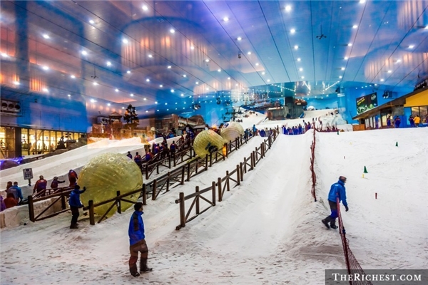
Trượt tuyết ở Mall Of The Emirates: Ski Dubai là khu trượt tuyết trong nhà lớn nhất thế giới, với diện tích lên tới 22.500m vuông, với đầy đủ sườn dốc, cáp treo. Du khách có thể thỏa thích chơi đùa trên tuyết giữa một vùng đất sa mạc.