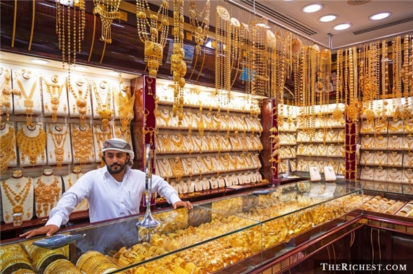 
Vung tiền ở chợ vàng: Chợ vàng là một trong những điểm tham quan hấp dẫn nhất Dubai, với những sản phẩm đảm bảo và thường rẻ hơn so với mặt bằng chung của thế giới từ 10-20%. Bạn có thể đầu tư tiền mua vài món và về bán lại. Chất lượng vàng trong các cửa hàng ở đây được chính phủ nước này đảm bảo. Tuy nhiên, bạn không nên mua vàng của những người bán rong.