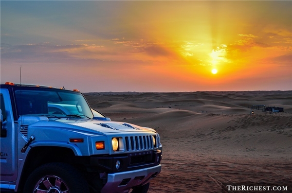 
Đăng ký tour hạng sang khám phá sa mạc Dubai: Nghĩ tới sa mạc, người ta thường nghĩ tới một nơi nóng, khô và chẳng có gì thú vị. Tuy nhiên, một chuyến đi tới vùng hoang vu của Dubai sẽ khiến bạn thay đổi suy nghĩ. Du khách sẽ được cưỡi lạc đà, lái xe Bentley vượt cồn cát, bay trên khí cầu, đi xe jeep tới một ốc đảo để trải nghiệm một đêm như trong “Nghìn lẻ một đêm” với rượu ngon, đồ ăn thượng hạng và những vũ điệu quyến rũ.