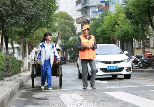 
Nữ sinh Trung Quốc giúp mẹ quét rác trong những ngày nghỉ khiến nhiều người cảm động.