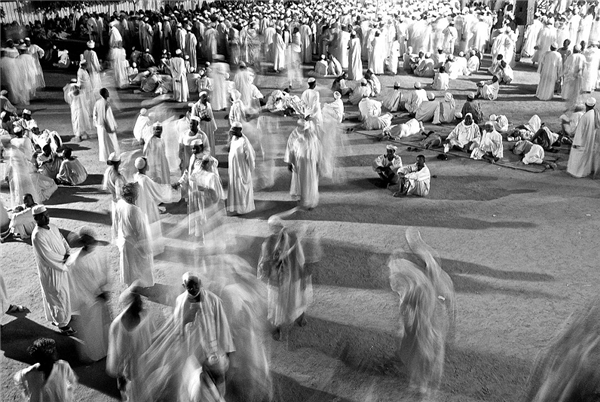 
Levison cũng đã chứng kiến một lễ hội của người theo Hồi giáo Sufi ở Kadabas. “Thật kì lạ nhưng cảm giác rất tuyệt vời”, đó là cảm nhận của Levison.
