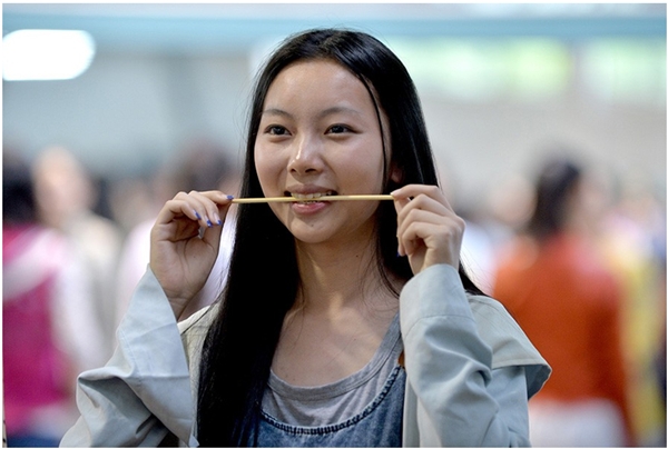   
Ngậm đũa để tập cười đã trở thành “trào lưu” trong giới trẻ Trung Quốc. (Ảnh: Internet)