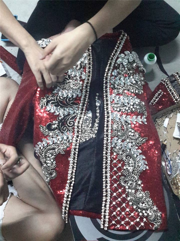 Sơn Tùng mặc áo khoác của nữ giới trên sân khấu liveshow