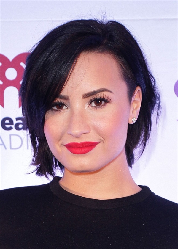 
Demi Lovato với tóc bob mái dài: Kiểu tóc trẻ trung đồng thời có tác dụng thu gọn một phần gương mặt lớn của Demi.
