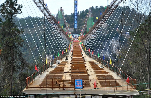 Ngắm cây cầu treo bằng kính dài nhất thế giới tại Trung Quốc