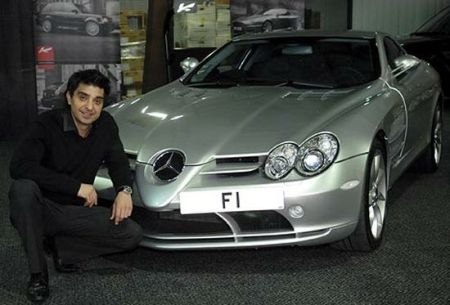 
Biển số "F1" được bán với giá 870.000 đô la (khoảng 19,6 tỉ đồng) cho một doanh nhân mê giải đua xe Công thức 1 tên Afzal Kahn trong buổi đấu giá ở hạt Essex.​ (Ảnh: Internet)