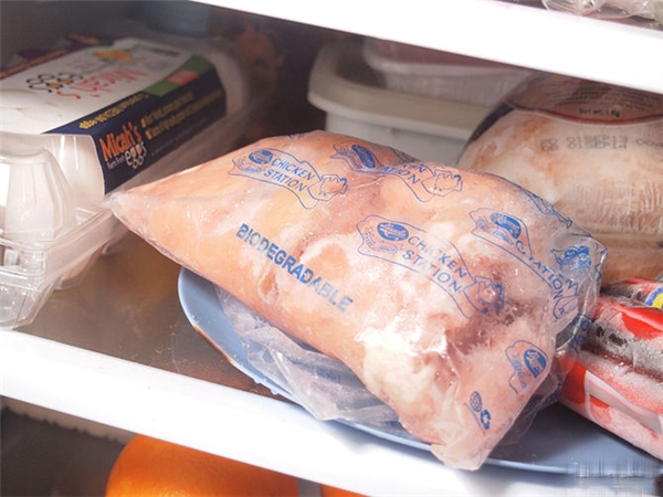 
Nên để thịt gà ở ngăn đá tủ lạnh. (Ảnh Internet)