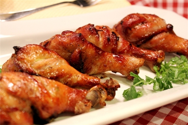 
Để cho gà đủ thời gian nghỉ ngơi là một trong những bí quyết giúp món ăn trở nên đẹp mắt và giữ được độ ngọt. (Ảnh Internet)