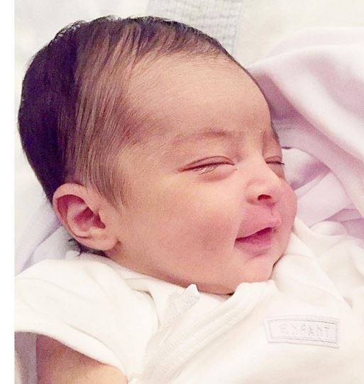 
Nụ cười và gương mặt tự như thiên thần của con gái mĩ nhân đẹp nhất Philippines. Cô bé mang tên Maria Letizia. Đặc biệt, Marian Rivera đã mang thai tới 41 tuần và trải qua 18 giờ chuyển dạ.