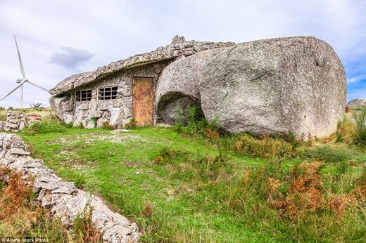 
Được biết đến với tên gọi Casa do Penedo, hay Ngôi nhà đá, kiến trúc kì lạ nằm trên một con dốc giữa cánh đồng ở Nas montanhas de Fate, Bồ Đào Nha trông chẳng khác gì một căn nhà thứ thiệt vào thời kì đồ đá. (Ảnh: Internet)