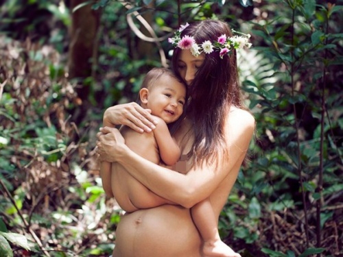 Siêu mẫu Hồng Kông ôm con bán nude, Huỳnh Thánh Y bất ngờ tiết lộ đã có con trai