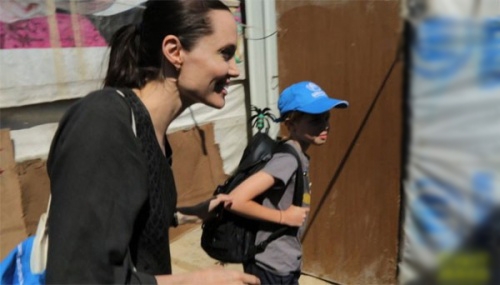 Angela Jolie diện đồ giản dị dẫn các con đi dạo phố