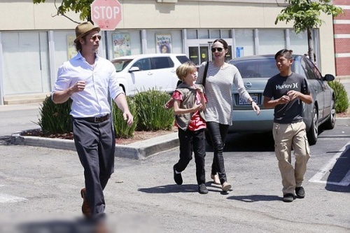 Angela Jolie diện đồ giản dị dẫn các con đi dạo phố