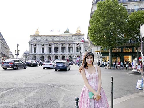Kim Tuyến đưa mẹ đi du lịch Pháp trước khi trở về nước