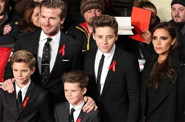 
Vợ chồng nhà Beckham vẫn sinh ra những đứa con trai có ngoại hình rất bắt mắt. (Ảnh: Internet)