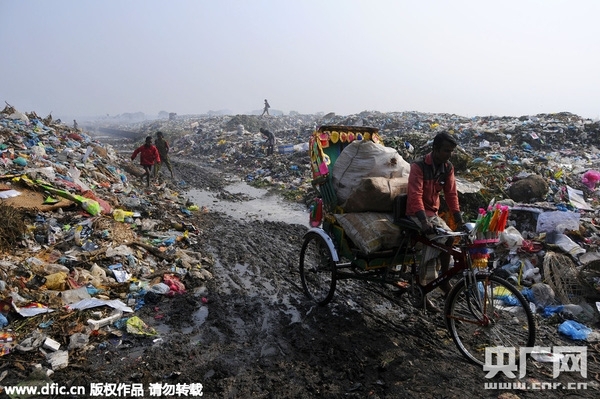 
Bãi rác mênh mông, rộng lớn chính là nguồn sống của người dân ở đất nước này.  (Ảnh: Internet)