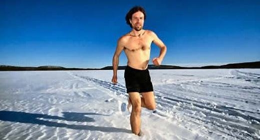 
Còn đây là Wim Hof, 48 tuổi – người đàn ông được mệnh danh là Iceman – bởi cơ thể có khả năng chịu lạnh đến phi thường. Độ lạnh mà cơ thể ông chịu được là rất lớn, ở mức khiến một người bình thường chết ngay lập tức. Hiện chưa có giải thích khoa học đáng tin cậy nào cho trường hợp này. (Ảnh: Internet)