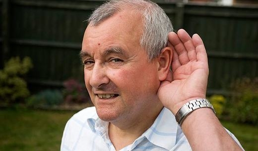 
Người đàn ông này có tên là Stephen Mabbutt, 61 tuổi, sống tại Oxfordshire. Ông có thể nghe được tất cả những âm thanh trong cơ thể mình: tiếng dạ dày co bóp, tiếng tim đập… Được biết, đây là một dạng của bệnh hyperacusis khiến chức năng thính lực hoạt động mạnh mẽ hơn. Vẫn chưa có thuốc điều trị bệnh này. (Ảnh: Internet)
