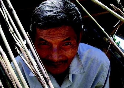 
Hơn cả Rhett Lamb là cụ ông Hai Ngọc (Thái Ngọc), 71 tuổi, sống tại thôn Trung Hạ, xã Quế Trung, huyện Nông Sơn, tỉnh Quảng Nam. Ông đã trải qua hơn 40 năm không ngủ nhưng cơ thể vẫn rất tỉnh táo và khỏe mạnh. Được biết, ông bị bệnh lạ vào năm 1973, sau một cơn sốt thập tử nhất sinh. (Ảnh: Internet)