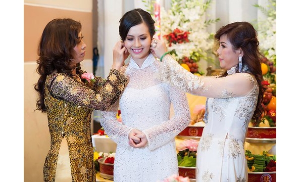 Chi tiết ánh kim đính kết giúp bộ áo dài cưới của Miss Teen Huyền Trang trở nên nổi bật, thu hút.