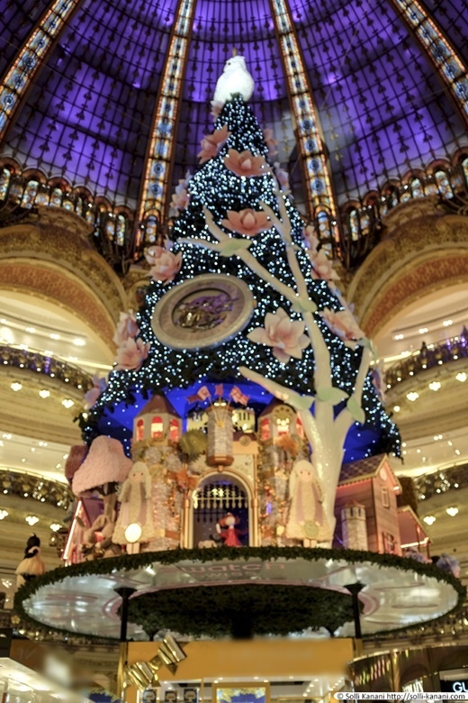 
Những cây thông Noel ở Paris rất đặc biệt và duyên dáng. Kinh đô thời trang của thế giới thì tất tần tật mọi thứ phải từ chuẩn đẹp trở lên chứ. (Ảnh: Internet)