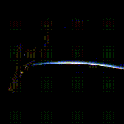  
Bên ngoài Trái đất nhìn từ tàu vũ trụ. (Ảnh: Internet)