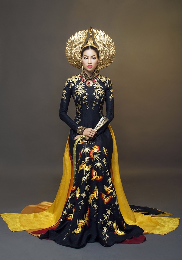 Cận cảnh áo dài mạ vàng đẹp mê hồn của Phạm Hương