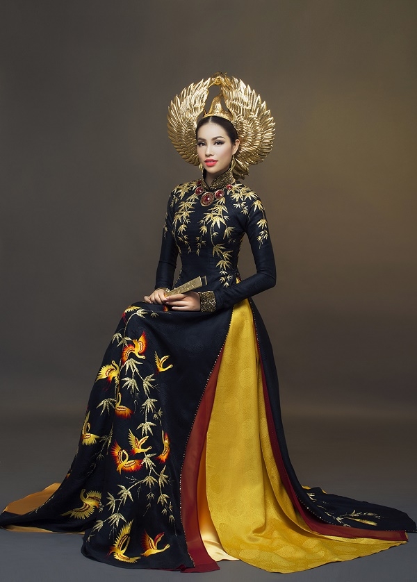 
Quốc phục của Phạm Hương tại Miss Universe 2015