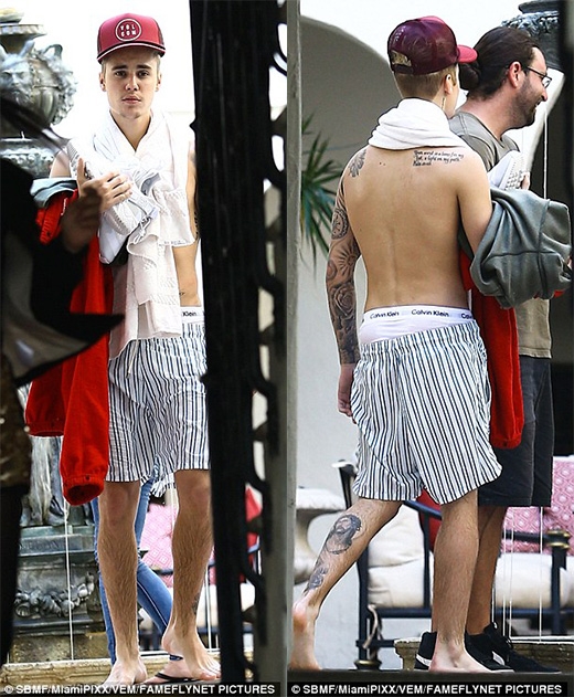 
Justin trở về phòng sau khoảng thời gian thư giãn ở hồ bơi. (Ảnh: Internet)