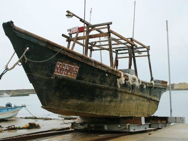 
Tháng 10 vừa qua, ít nhất 12 chiếc thuyền gỗ được phát hiện đang trôi dạt dọc theo bờ biển phía Bắc của đảo Honsu, Nhật Bản. Khi kiểm tra, người ta thấy bên trong là xác người đang phân hủy. Theo thống kê, đã có tới 22 người chết và hầu hết đang mặc trang phục dân thường. Cơ quan chức năng cho biết, có thể đây là những người làm nghề đánh cá, bị bão đánh trôi dạt, nhưng chưa dám khẳng định. (Ảnh: Oddee)