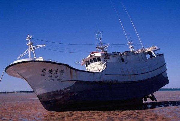 
Chiếc tàu mang tên High Aim 6 đã được tìm thấy trong tình trạng trôi vô định ở bờ biển phía tây nước Úc vào năm 2003. Mặc dù kiểm tra kĩ, nhưng người ta không hề tìm thấy dấu vết người nào trên tàu. Trước đó, nó đã từng được nhìn thấy ở quần đảo Marshall, nằm ​​giữa Papua New Guinea và Hawaii. (Ảnh: Oddee)