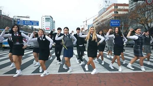 Học sinh Hàn biểu diễn 