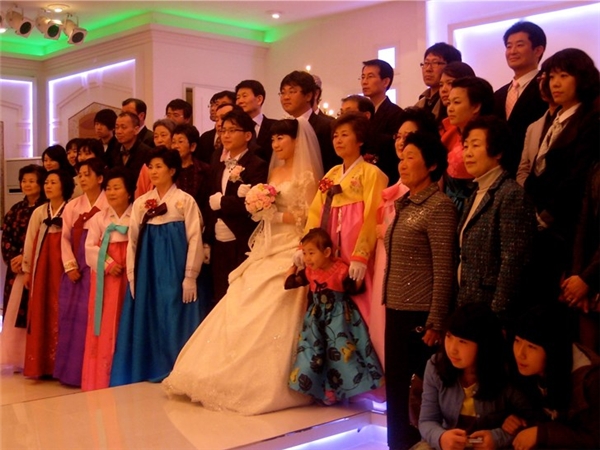 
Quang cảnh khi chụp ảnh kỉ niệm tại một lễ cưới ở Hàn Quốc, thật không phân biệt được đâu là bạn bè "thật và giả". (Ảnh: Internet)