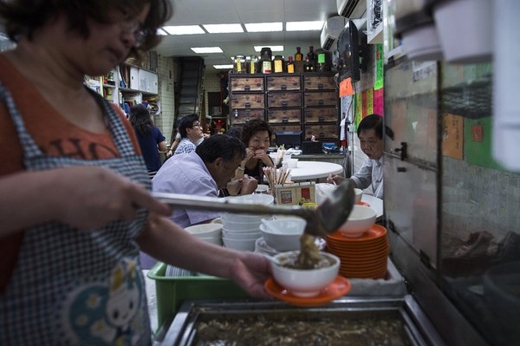 
Những ngày đông khách, cửa hàng của bà Ling có thể bán tới 800 tô súp. Ảnh: Internet