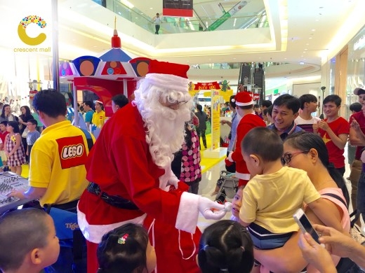 
Ông già Noel Crescent Mall tặng túi kẹo cho các bé.