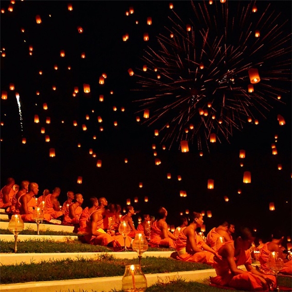 
Một hình ảnh ấn tượng ở lễ hội thả đèn trời Loy Krathong, Chiang Mai, Thái Lan. (Ảnh: IG @ambluedevil)