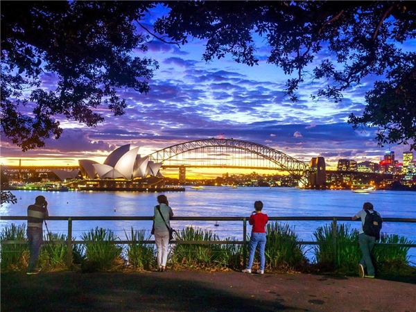 
Hoàng hôn buông nhẹ xuống thành phố Sydney, Úc. (Ảnh: IG @travelchannel)