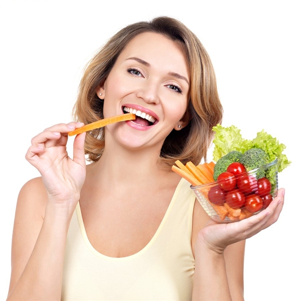 Tuy không thể khiến răng bạn “lột xác” trong tích tắc nhưng chế độ ăn giàu các loại củ quả như bông cải, cần tây, cà rốt sẽ giúp răng bạn sáng lên trông thấy.