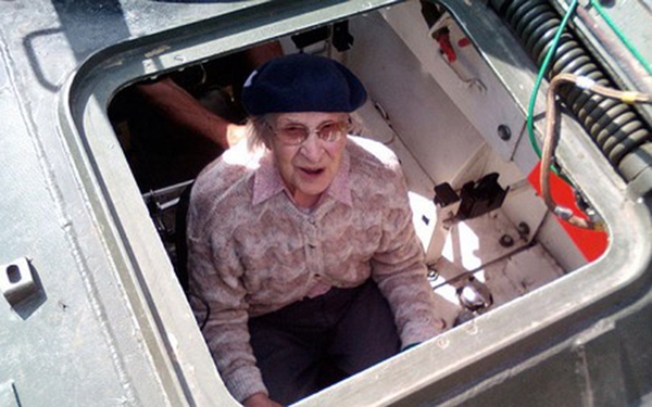 Cụ bà lái xe tăng thiết giáp để mừng sinh nhật 101 tuổi