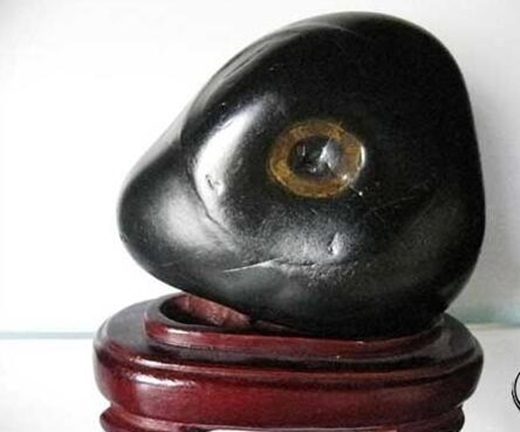 
Một hòn đá khác có mắt như người (Nguồn Internet)