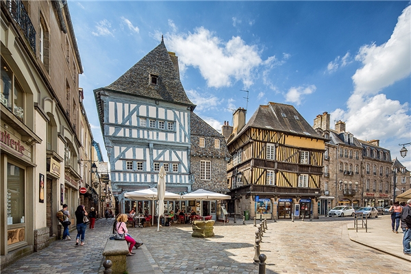 
Để diễn tả thành phố Dinan thuộc Brittany, Pháp trong một cụm từ thì chỉ có thể là “đẹp như tranh vẽ”. Nhìn thẳng ra sông Rance, nhấm nháp một chiếc bánh crepe ngon lành giữa thành lũy, ngôi nhà gỗ và những con đường cổ kính, du khách sẽ cảm thấy bình yên chưa từng thấy. (Ảnh: Internet)